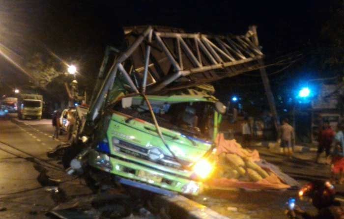Diduga Mengantuk, Truk Muat Semen Tabrak Tiang Rambu Penunjuk Arah Diduga Mengantuk, Truk Muat Semen Tabrak Tiang Rambu Penunjuk Arah