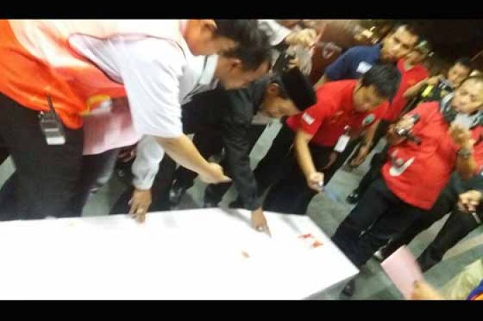 4 Jenazah TKI Korban Kapal Karam Tiba di Surabaya, Pemprov Serahkan kepada Keluarga 4 Jenazah TKI Korban Kapal Karam Tiba di Surabaya, Pemprov Serahkan kepada Keluarga