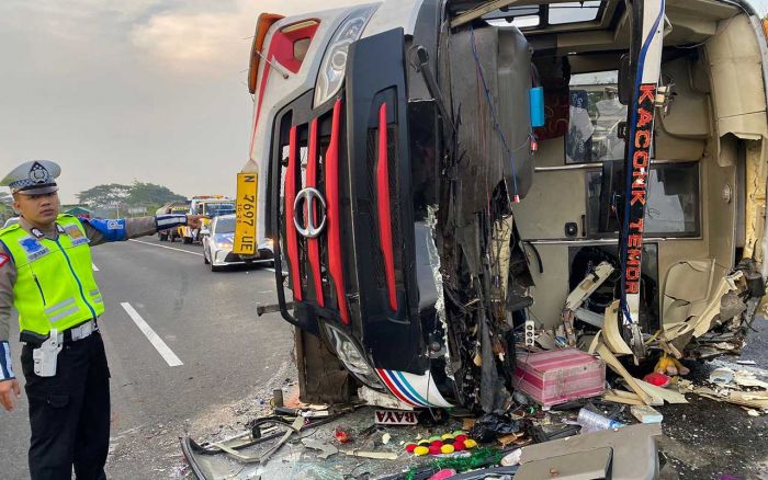 Diduga Ugal-ugalan, Bus Tentrem Tabrak Bokong Dump Truk di Tol Sidoarjo-Porong Hingga Terguling