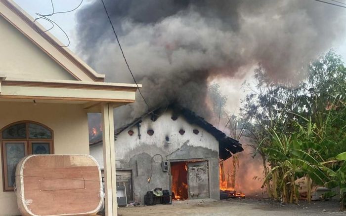 Bakar Sampah, Rumah dan Gudang BBM di Taman Sidoarjo Terbakar Bakar Sampah, Rumah dan Gudang BBM di Taman Sidoarjo Terbakar