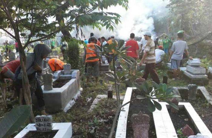 Jelang Puasa, Koramil Tandes Karya Bhakti Bersihkan Makam Umum Jelang Puasa, Koramil Tandes Karya Bhakti Bersihkan Makam Umum