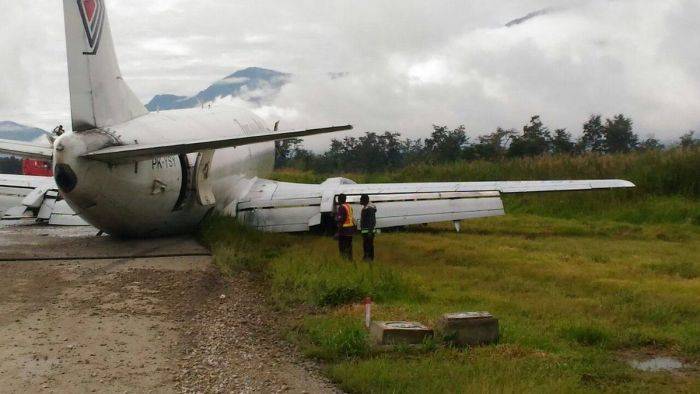 Pesawat Trigana Air Tergelincir di Wamena, Suplai BBM Pesawat Trigana Air Tergelincir di Wamena, Suplai BBM