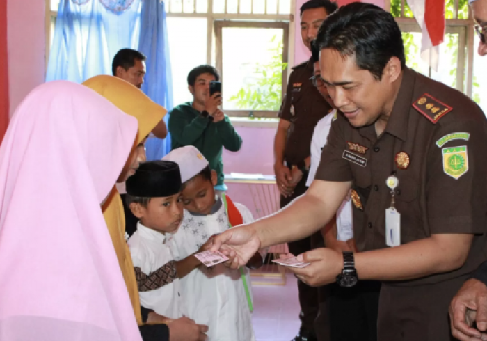Luncurkan Jaksa Peduli Anak, Kejari Kabupaten Probolinggo Jemput Bola KIA di Panti Asuhan Luncurkan Jaksa Peduli Anak, Kejari Kabupaten Probolinggo Jemput Bola KIA di Panti Asuhan