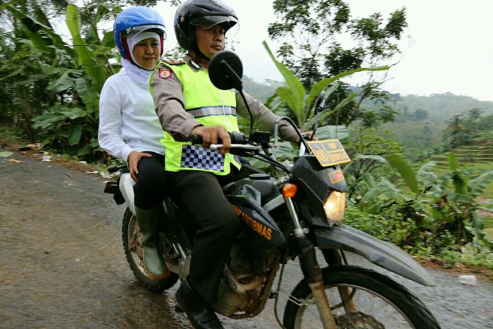 Medan Sulit, Khofifah Naik Trail Dibonceng Kapolsek Bantu Rp 60 Juta Korban Longsor Pangandaran Medan Sulit, Khofifah Naik Trail Dibonceng Kapolsek Bantu Rp 60 Juta Korban Longsor Pangandaran
