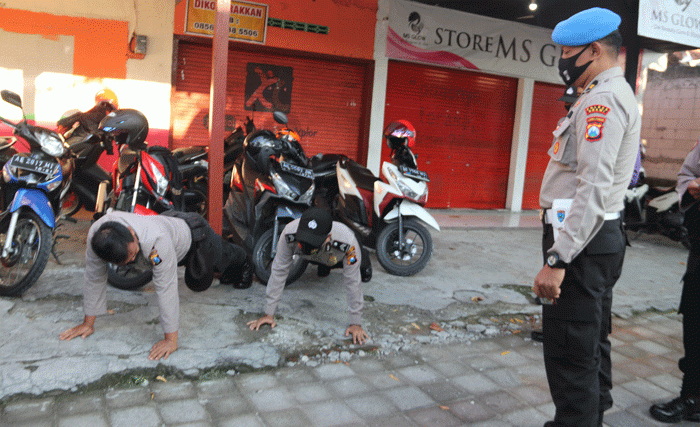 Tak Disiplin Gunakan Masker, Dua Anggota Polres Ngawi Dihukum Push Up Tak Disiplin Gunakan Masker, Dua Anggota Polres Ngawi Dihukum Push Up