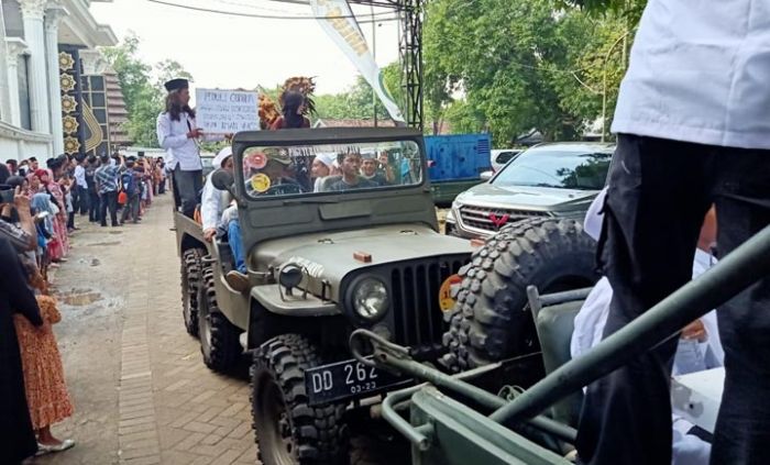 Bocah Peserta Khitan Massal Diarak Pakai Mobil Jip Kuno Keliling Wonoayu Bocah Peserta Khitan Massal Diarak Pakai Mobil Jip Kuno Keliling Wonoayu