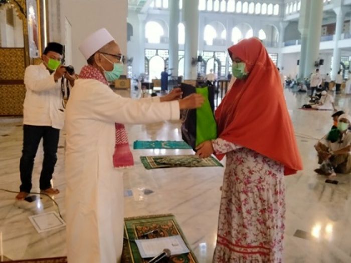 ​Lagi, Milenial Ikrar Syahadat, Salat Jumat Masjid Al-Akbar Pakai SOP Ketat