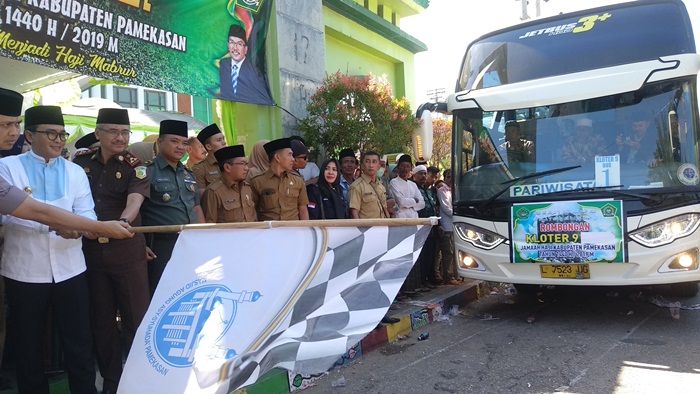Bupati Baddrut Berangkatkan CJH Kloter 10 dan 11 Bupati Baddrut Berangkatkan CJH Kloter 10 dan 11