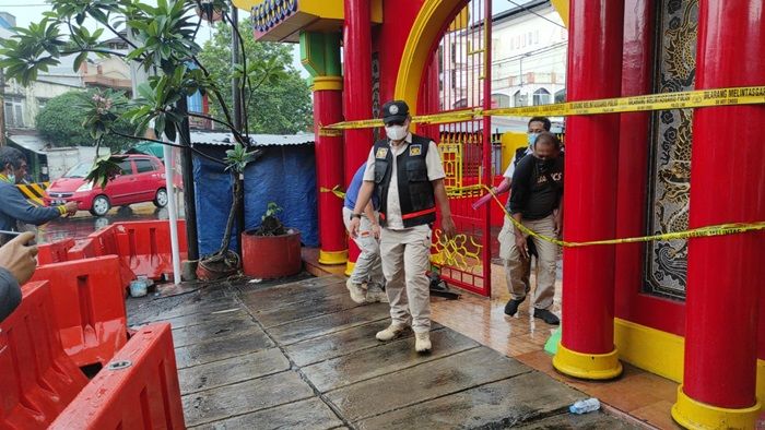 Tim Labfor Polda Jatim Olah TKP Lokasi Kebakaran Kelenteng Poo An Kiong Kota Blitar Tim Labfor Polda Jatim Olah TKP Lokasi Kebakaran Kelenteng Poo An Kiong Kota Blitar
