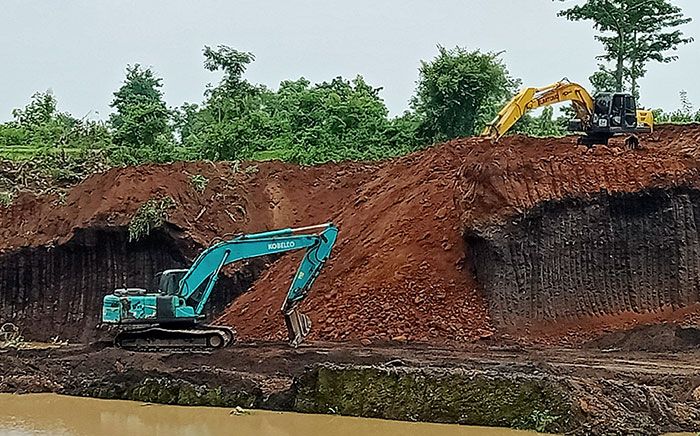 Empat Bulan Kompensasi Tak Cair, Warga Desa Tanjung Rejo Probolinggo Nekat Hadang Truk Tambang Empat Bulan Kompensasi Tak Cair, Warga Desa Tanjung Rejo Probolinggo Nekat Hadang Truk Tambang