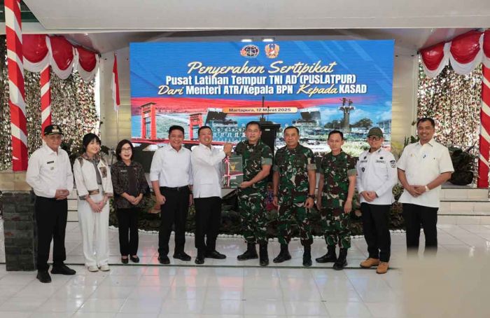 Menteri ATR/BPN Serahkan Sertifikat Tanah untuk Puslatpur TNI AD Terluas se-Asia