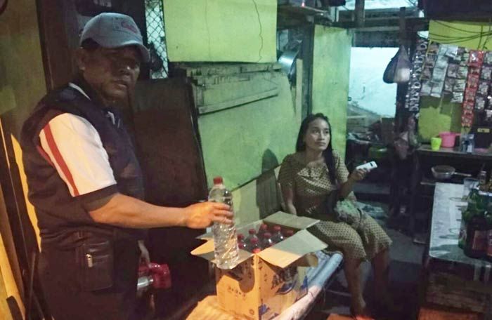 Polsek Krian Amankan 72 Botol Miras dari Sebuah Warung