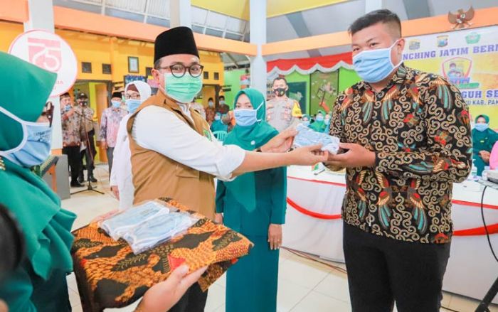 Bupati Bersama Kapolres dan Dandim/0826 Pamekasan Melaunching Kampung Tangguh Semeru Jatim Bermasker Bupati Bersama Kapolres dan Dandim/0826 Pamekasan Melaunching Kampung Tangguh Semeru Jatim Bermasker