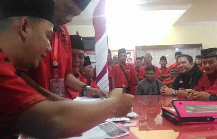 Dikawal Belasan Kader, Arief Wicaksono Kembalikan Formulir Pendaftaran Calon Wali Kota Malang Dikawal Belasan Kader, Arief Wicaksono Kembalikan Formulir Pendaftaran Calon Wali Kota Malang