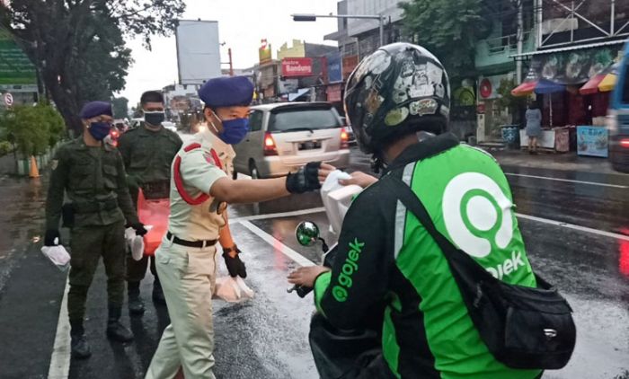 Menwa Unisma Bagikan Nasi Kotak dan Takjil Bantu Warga Terdampak Covid-19 Menwa Unisma Bagikan Nasi Kotak dan Takjil Bantu Warga Terdampak Covid-19
