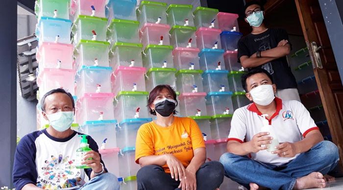 Suar Indonesia Bagikan Kontener ke Ex Lokalisasi di Kabupaten Kediri Suar Indonesia Bagikan Kontener ke Ex Lokalisasi di Kabupaten Kediri