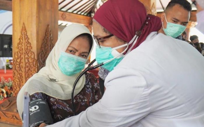 Jadi Orang Pertama Divaksin Covid-19, Wali Kota Batu Mengaku Tak Merasakan Gejala Apa-apa Jadi Orang Pertama Divaksin Covid-19, Wali Kota Batu Mengaku Tak Merasakan Gejala Apa-apa