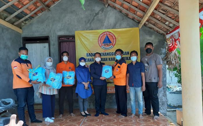 Peduli Relawan Covid-19, NasDem Serahkan Bantuan Hazmat untuk FRPB Pamekasan Peduli Relawan Covid-19, NasDem Serahkan Bantuan Hazmat untuk FRPB Pamekasan
