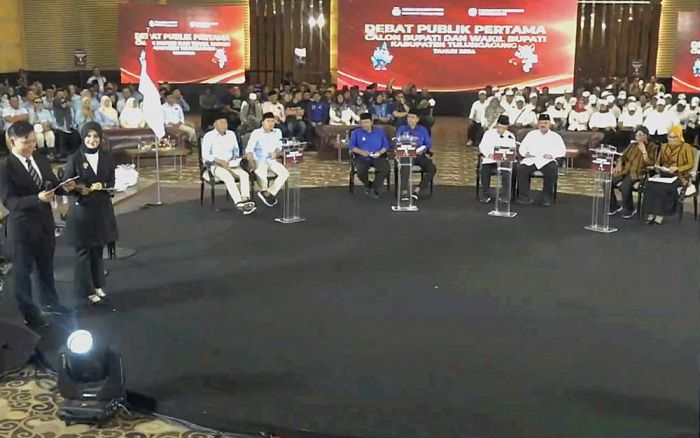 Debat Perdana: Paslon Bupati Tulungagung Adu Visi dan Misi untuk Pikat Hati Masyarakat Debat Perdana: Paslon Bupati Tulungagung Adu Visi dan Misi untuk Pikat Hati Masyarakat
