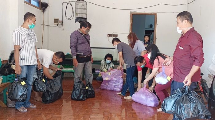 Peduli Warga Isoman, Relawan Penyintas Covid-19 Kediri Bagikan Ratusan Nasi Kotak Peduli Warga Isoman, Relawan Penyintas Covid-19 Kediri Bagikan Ratusan Nasi Kotak