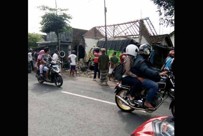 Kecelakaan di Tegalrejo Jember, Truk Angkut Bawang Putih Tabrak Bengkel Tambal Ban Kecelakaan di Tegalrejo Jember, Truk Angkut Bawang Putih Tabrak Bengkel Tambal Ban