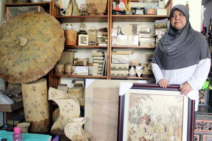 Karena Daun Kering, Bisa Naik Haji, Karyanya Tembus Mancanegara Karena Daun Kering, Bisa Naik Haji, Karyanya Tembus Mancanegara
