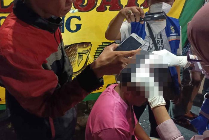 Cari Makan Usai Pulang Kerja, Pemuda Asal Jawa Tengah Dikeroyok Gangster di Surabaya Cari Makan Usai Pulang Kerja, Pemuda Asal Jawa Tengah Dikeroyok Gangster di Surabaya