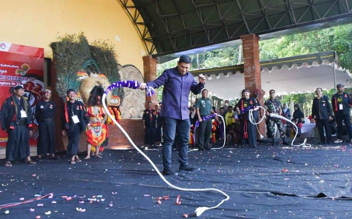 Pembukaan Lomba Kesenian Jaranan Pego, Wali Kota Kediri Mainkan Pecut Pembukaan Lomba Kesenian Jaranan Pego, Wali Kota Kediri Mainkan Pecut