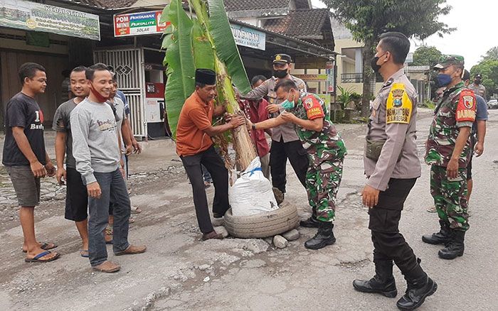 Warga Desa Dayu Blitar Tanami Pohon Pisang di Jalan yang Rusak Warga Desa Dayu Blitar Tanami Pohon Pisang di Jalan yang Rusak