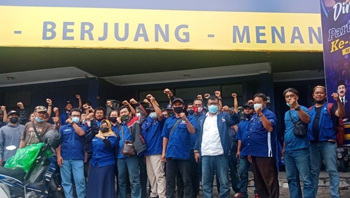 18 DPC Nyatakan Mosi Tidak Percaya kepada Ketua DPD NasDem Surabaya 18 DPC Nyatakan Mosi Tidak Percaya kepada Ketua DPD NasDem Surabaya