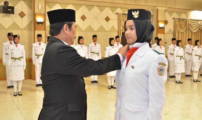 Wabup Qosim Kukuhkan 75 Paskibraka Wabup Qosim Kukuhkan 75 Paskibraka