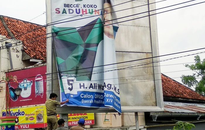 Bawaslu Pamekasan Copot Puluhan APK yang Melanggar Aturan Bawaslu Pamekasan Copot Puluhan APK yang Melanggar Aturan