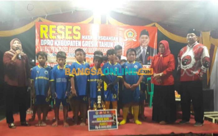 Peduli Sepak Bola, Wakil Ketua DPRD Gresik Beri Bonus SSB Akor Muda Domas Peduli Sepak Bola, Wakil Ketua DPRD Gresik Beri Bonus SSB Akor Muda Domas