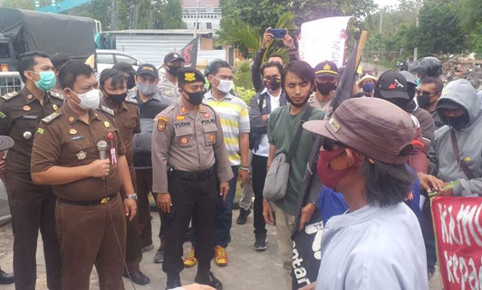 Genpatra dan Warga Petisbenem Tuntut Kejari Gresik Tuntaskan Perkara Korupsi Genpatra dan Warga Petisbenem Tuntut Kejari Gresik Tuntaskan Perkara Korupsi