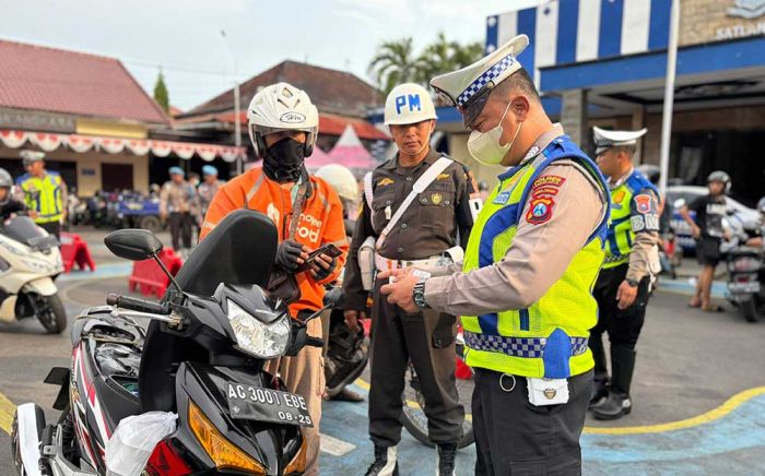 Ratusan Kendaraan Terjaring Razia Operasi Zebra Semeru di Kota Kediri, Didominasi Sepeda Motor Ratusan Kendaraan Terjaring Razia Operasi Zebra Semeru di Kota Kediri, Didominasi Sepeda Motor