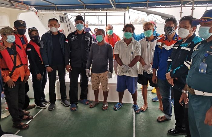 Kapal Penarik Tongkang Muat Minyak Kelapa Sawit Tabrakan di Perairan Gresik, 5 ABK Hilang Kapal Penarik Tongkang Muat Minyak Kelapa Sawit Tabrakan di Perairan Gresik, 5 ABK Hilang