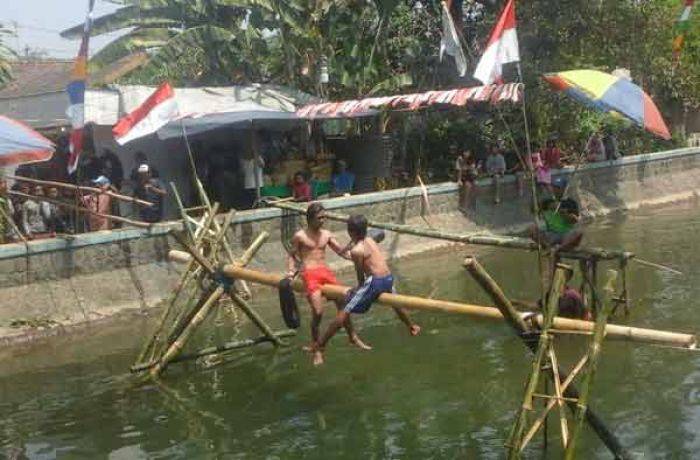 Lomba Gepuk Bantal di Sungai Kumuh Ramaikan HUT Kemerdekaan RI ke 70 di Kediri Lomba Gepuk Bantal di Sungai Kumuh Ramaikan HUT Kemerdekaan RI ke 70 di Kediri