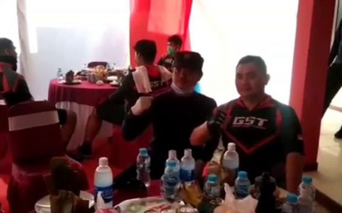 Abdul Malik, Camat Klampis Mendapat Apresiasi Langsung dari Kapolda Jatim Saat Foto Bareng Abdul Malik, Camat Klampis Mendapat Apresiasi Langsung dari Kapolda Jatim Saat Foto Bareng