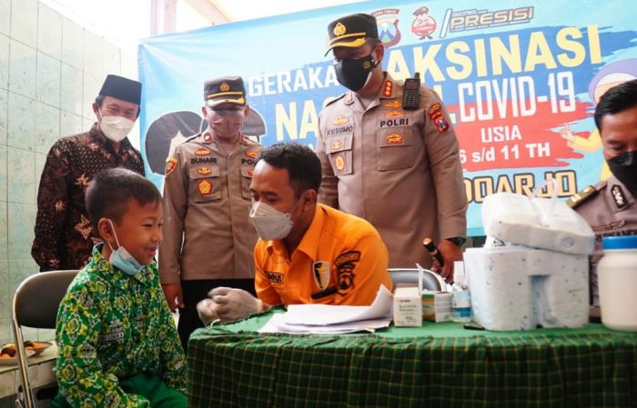 Kapolresta Sidoarjo Tinjau Vaksinasi Merdeka Anak di MINU Ngingas Kapolresta Sidoarjo Tinjau Vaksinasi Merdeka Anak di MINU Ngingas