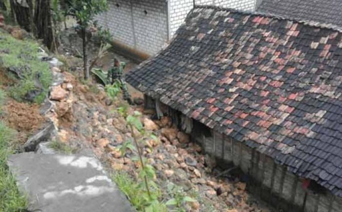 Hujan Lebat, Longsor Terjang Desa Ngandong Grabagan, Satu Rumah Tertimpa Hujan Lebat, Longsor Terjang Desa Ngandong Grabagan, Satu Rumah Tertimpa