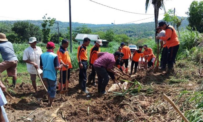 Pasca Hujan Lebat, TNI-Polri di Pamekasan Bersihkan Material Longsor yang Tutupi Akses Jalan Desa