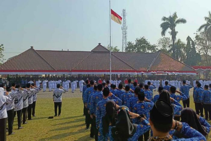 Pemkab Pasuruan Kibarkan Bendera Merah Putih Tak Layak saat HUT ke-79 RI, Kok Bisa? Pemkab Pasuruan Kibarkan Bendera Merah Putih Tak Layak saat HUT ke-79 RI, Kok Bisa?