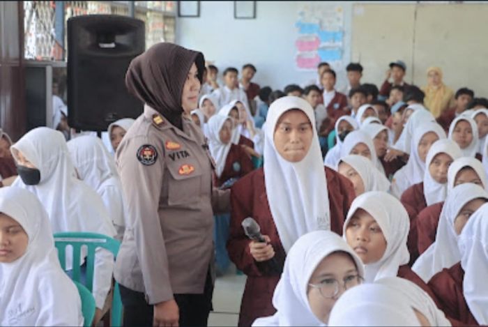 Tanamkan Nilai Kebaikan, Polwan Polres Probolinggo Beri Edukasi Pelajar yang Ada di Sekolah Tanamkan Nilai Kebaikan, Polwan Polres Probolinggo Beri Edukasi Pelajar yang Ada di Sekolah