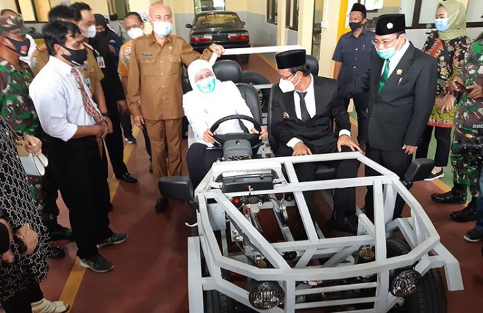 Dorong SMK Terhubung Industri, Gubernur Khofifah Apresiasi Teaching Factory SMK YPM 8 Sidoarjo