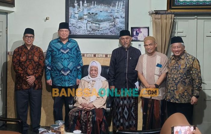 Silaturahmi ke Lirboyo, Chairul Tanjung Minta Maaf Langsung ke KH Anwar Mansur soal Trans7 Silaturahmi ke Lirboyo, Chairul Tanjung Minta Maaf Langsung ke KH Anwar Mansur soal Trans7
