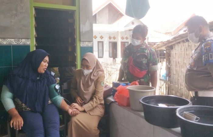 Polsek Tlanakan Pamekasan Gelar Vaksinasi Door To Door dan Sosialisasi Vaksin Polsek Tlanakan Pamekasan Gelar Vaksinasi Door To Door dan Sosialisasi Vaksin