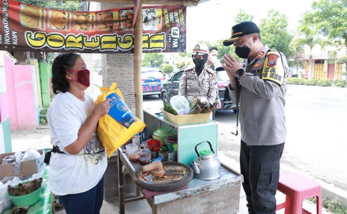 Blusukan ke Rumah Warga, Kapolres Situbondo Bagikan Ratusan Sembako Terdampak Covid-19 Blusukan ke Rumah Warga, Kapolres Situbondo Bagikan Ratusan Sembako Terdampak Covid-19