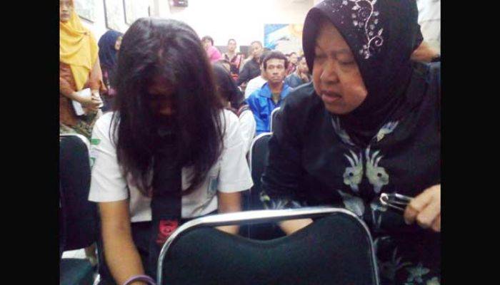 Pelajar Surabaya yang Ketahuan Bolos akan Dihukum Merawat Orang Gila Pelajar Surabaya yang Ketahuan Bolos akan Dihukum Merawat Orang Gila