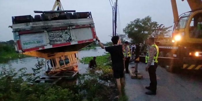 Truk Muatan Semen Terjun ke Sungai hingga Timpa Perahu di Karangbinangun Lamongan