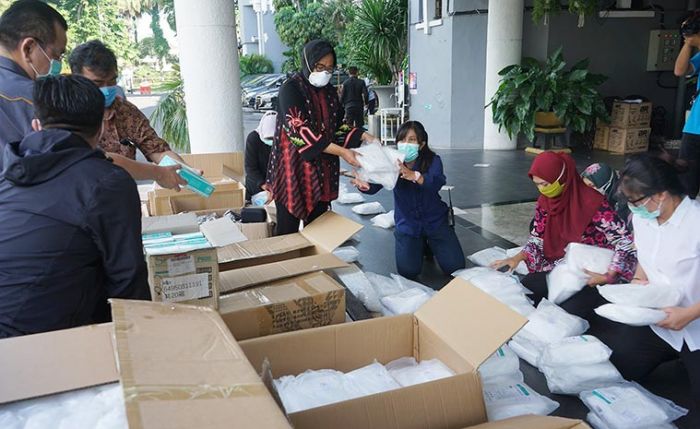 Pemkot Terus Kirim APD ke Rumah Sakit dan Puskesmas di Surabaya Pemkot Terus Kirim APD ke Rumah Sakit dan Puskesmas di Surabaya